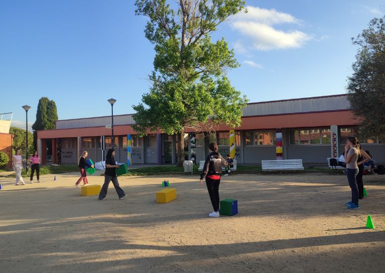 Imatge on veiem als alumnes jugant